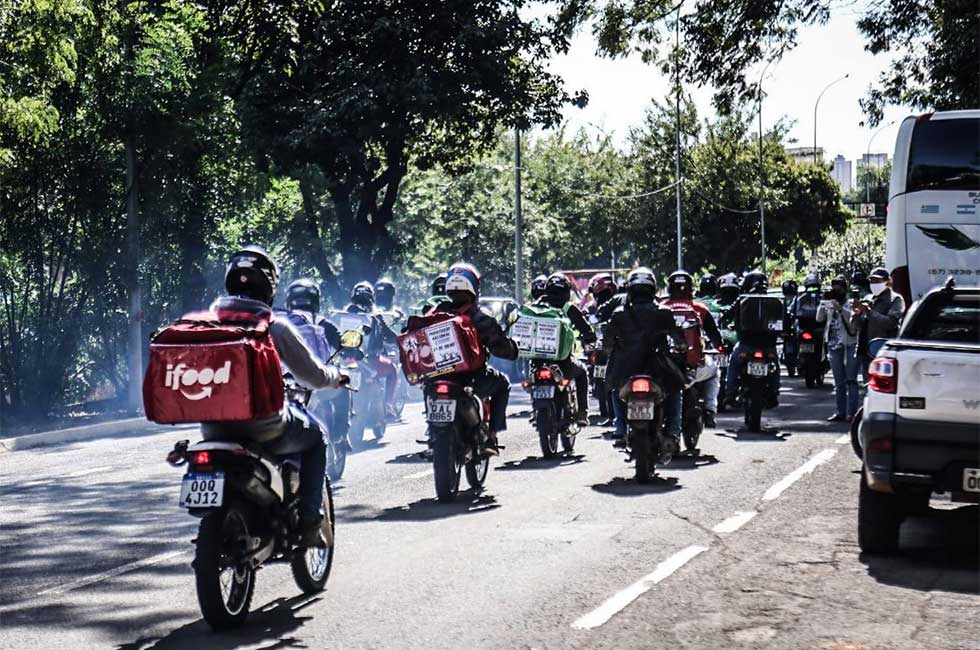 Entregadores de aplicativos pedem legislação específica para categoria