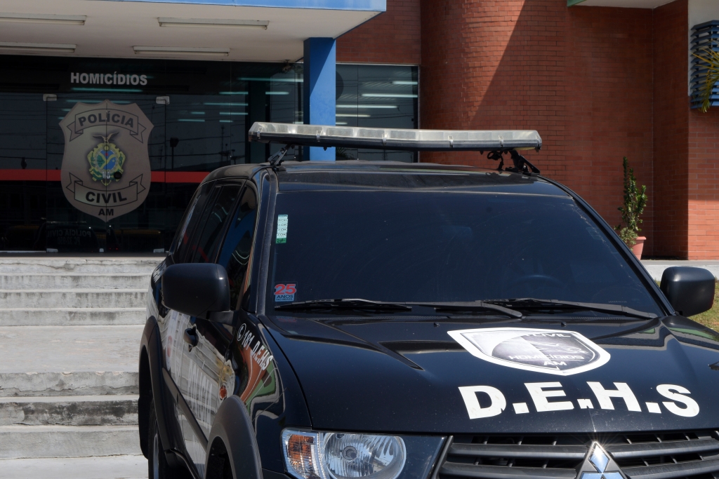 Corpo de homem é jogado de carro em movimento em Manaus