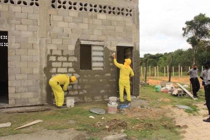 Mão de obra carcerária atua em trabalhos de construção de novo almoxarifado do Ipat