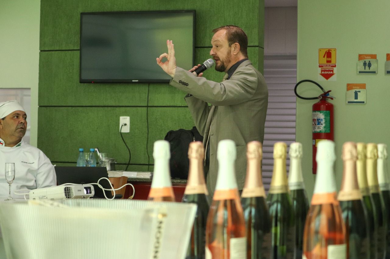Senac AM oferta curso de sommelier de vinhos com foco no mercado de trabalho