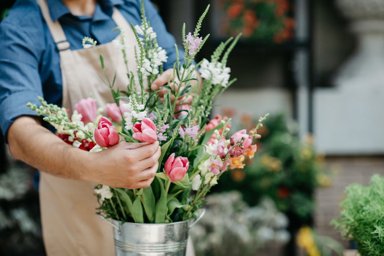 Florista ensina como fazer arranjos florais para o Dia das Mães; saiba mais