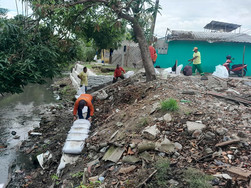 Prefeitura de Manaus trabalha na implantação de rip-rap para conter alagamento de igarapé na zona Norte