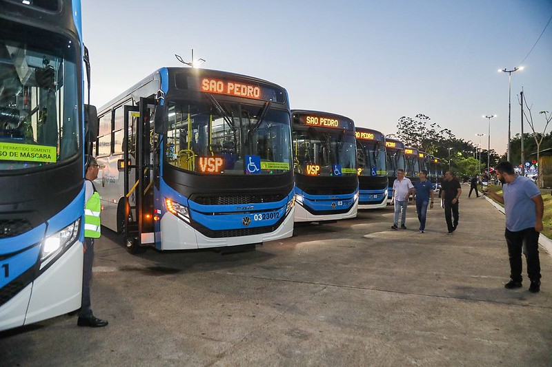 Prefeito David Almeida destaca reforço na frota de ônibus com a entrega de novos veículos
