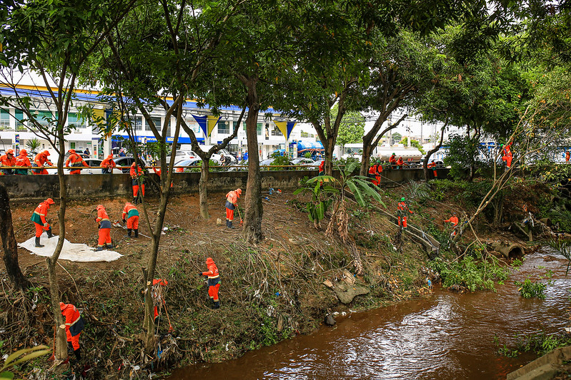 Igarapé do Franco recebeu uma grande ação de limpeza da Prefeitura de Manaus neste sábado
