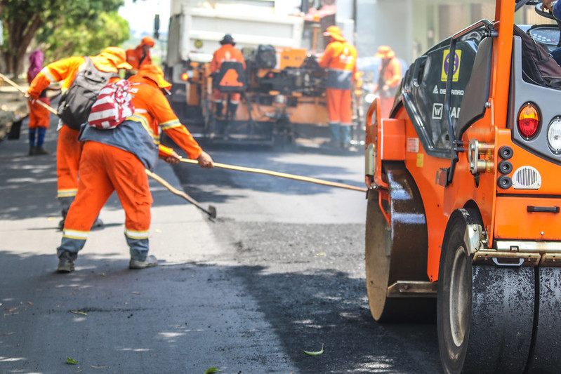 Prefeitura de Manaus realiza serviços de recapeamento asfáltico no bairro Dom Pedro