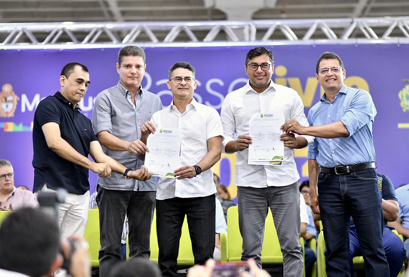 Prefeito David Almeida e governador Wilson Lima reforçam compromisso com estudantes e assinam renovação do Passe Livre Estudantil 2023