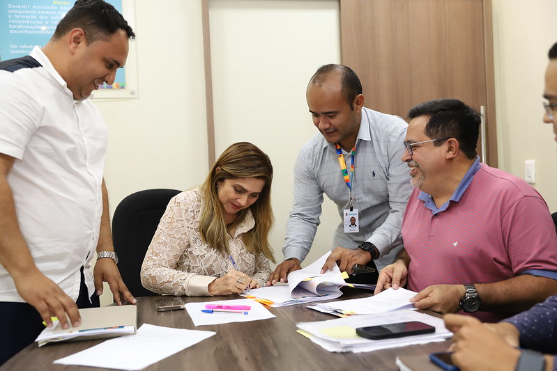 Prefeitura de Manaus publica decreto que valoriza servidores administrativos da Educação