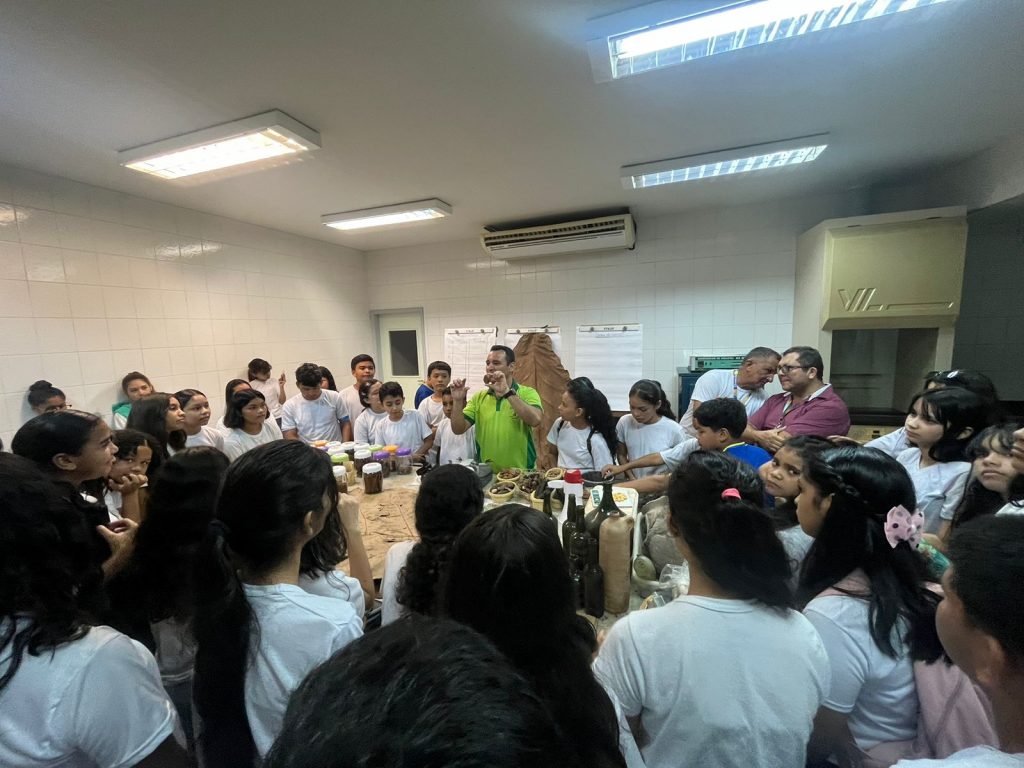 Estudantes da Prefeitura de Manaus têm aula de preservação à natureza no projeto Academia Ambiental
