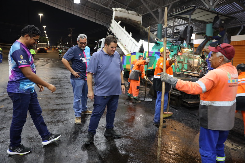 Trecho da rodovia BR-319 no Porto da Ceasa é asfaltado pela prefeitura como parte de revitalização de feira