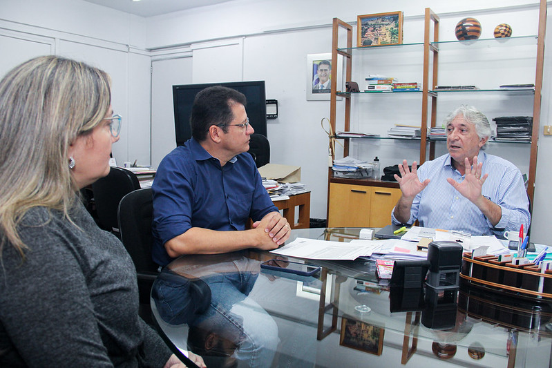 Prefeitura de Manaus entrega certidão de aprovação de projeto para habitacionais do governo