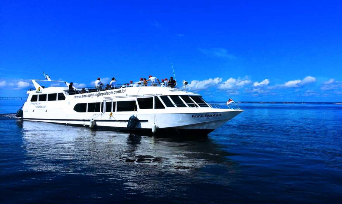 Festival de Parintins: Uiara Amazon Resort inova com lancha exclusiva para fãs do boi-bumbá