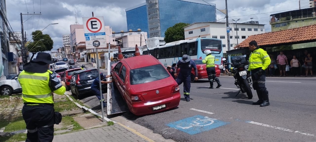 Prefeitura fiscaliza estacionamento irregular no centro de Manaus