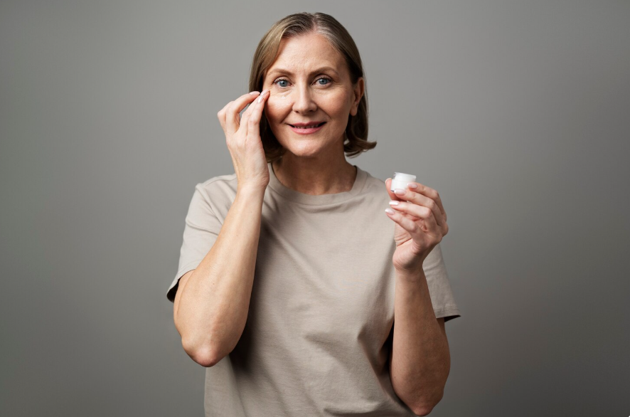 Menopausa altera pele, cabelos e unhas; entenda os cuidados essenciais